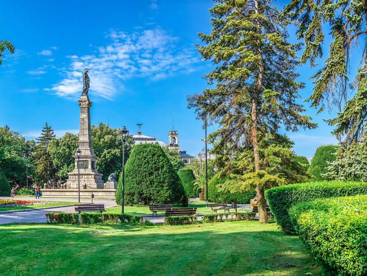 Rousse, Bulgarien &ndash; Gr&uuml;ner Park mit Blumenbeeten und hohem Freiheitsdenkmal