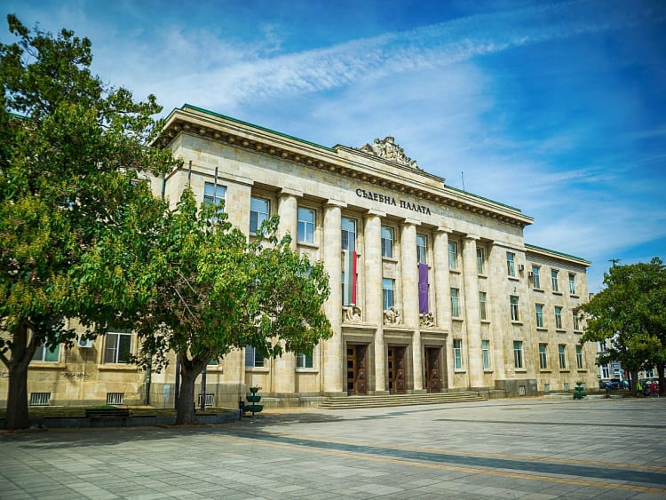 Rousse, Bulgarien &ndash; Monumentales Justizgeb&auml;ude mit breiter Treppe und Flaggen