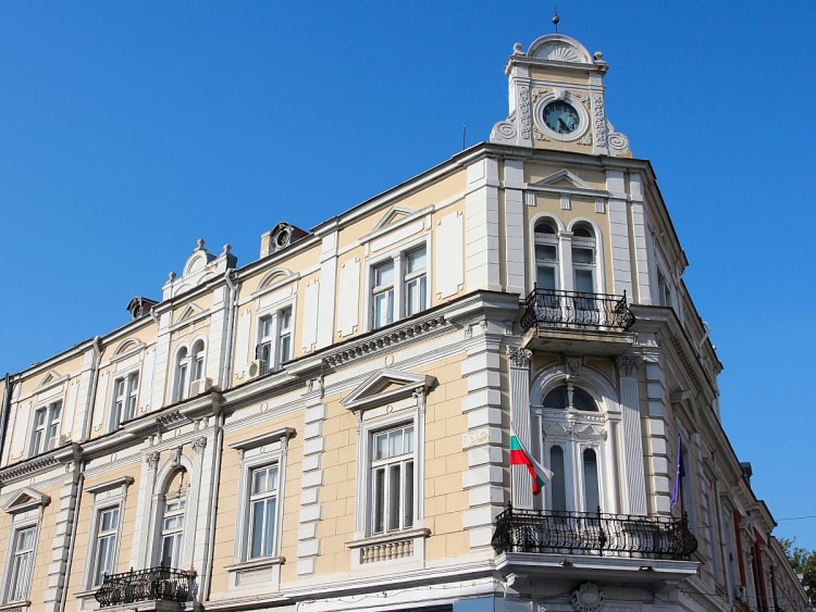 Rousse, Bulgarien &ndash; Helles Stadtgeb&auml;ude mit Uhrturm und bulgarischer Flagge