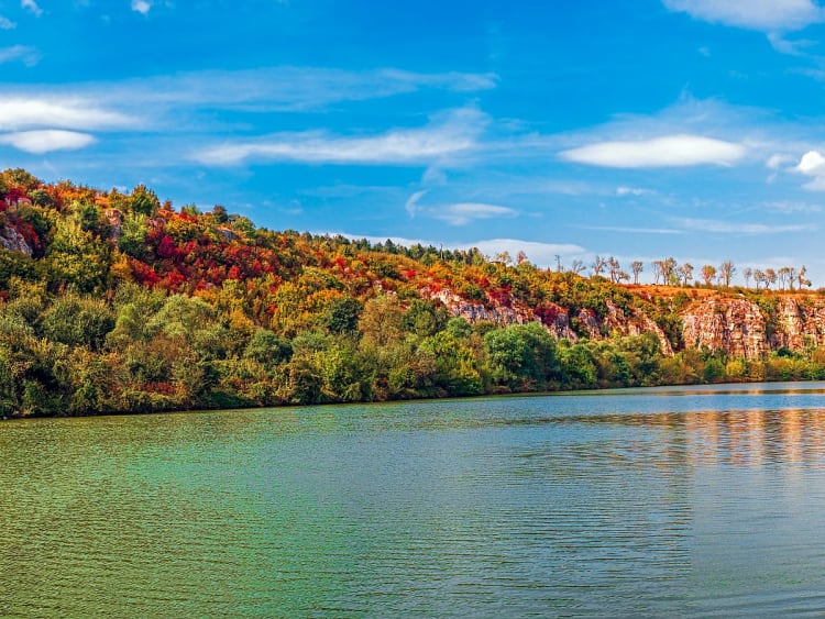 Rousse, Bulgarien &ndash; Ruhiger Fluss vor herbstlich gef&auml;rbtem Felsufer