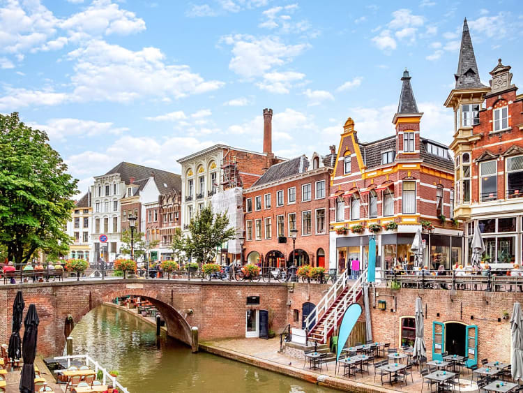 Utrecht, Niederlande &ndash; Historische H&auml;userzeile am Kanal mit Ziegelbr&uuml;cke und Caf&eacute;s