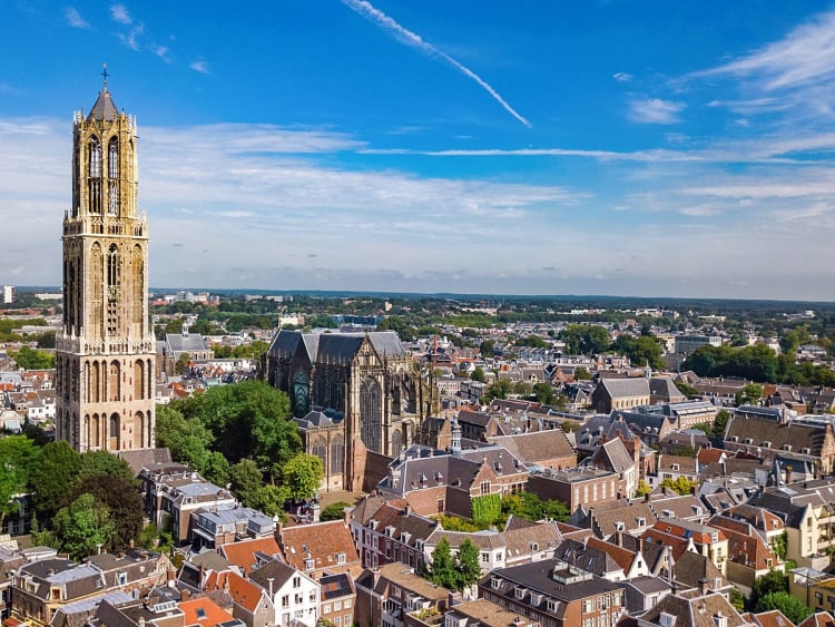 Utrecht, Niederlande &ndash; Luftbild mit Domkirche und dicht bebauten Altstadtvierteln