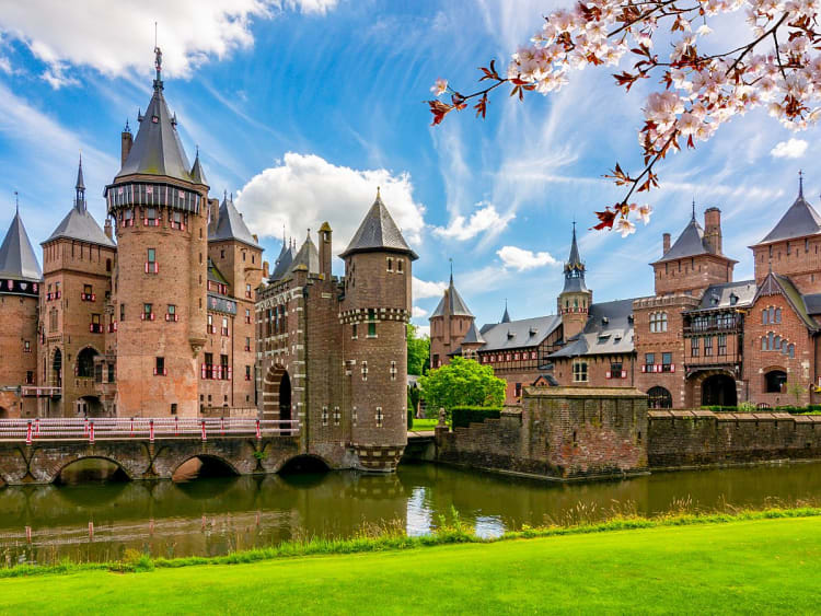 Utrecht, Niederlande &ndash; Schlossanlage mit Wassergraben und Zinnen vor blauem Himmel