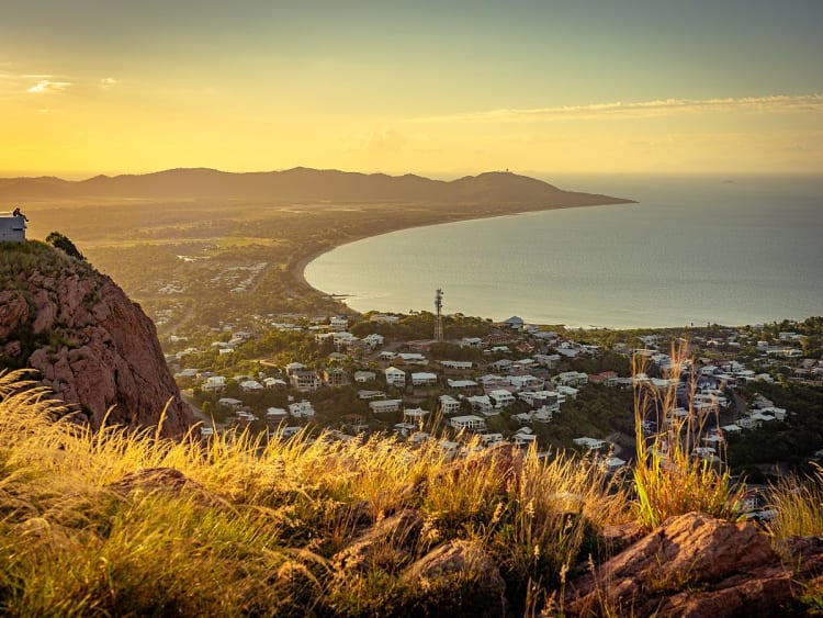 Townsville, Australien &ndash; Abendblick auf geschwungene K&uuml;ste mit goldenem Licht
