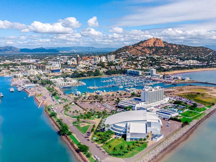 Townsville, Australien &ndash; Stadtpanorama mit Hafenbecken, Booten und K&uuml;stenlinie