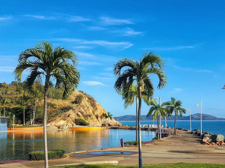 Townsville, Australien &ndash; Promenade mit Palmen und Lagune direkt am Meer