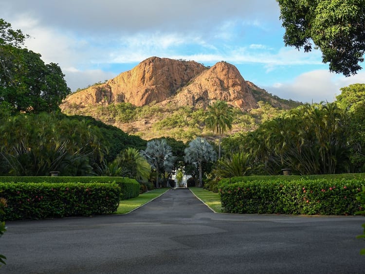 Townsville, Australien &ndash; Gepflegter Gartenweg f&uuml;hrt auf Felsenpanorama zu