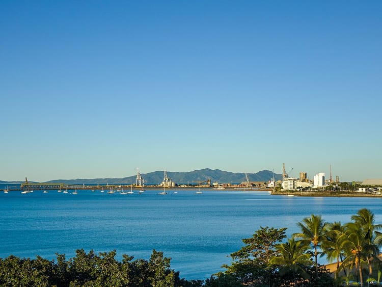 Townsville, Australien &ndash; Weitl&auml;ufige Hafenanlagen mit Industriebauten und blauer Bucht