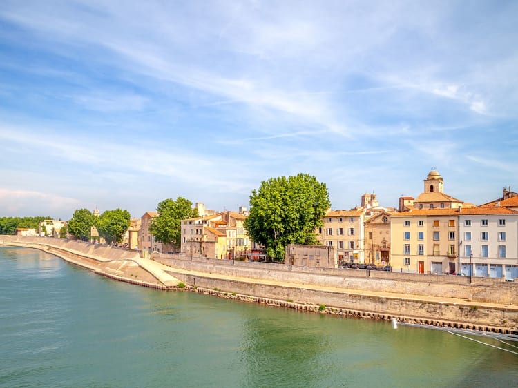 Arles, Frankreich &ndash; Pastellfarbene H&auml;user s&auml;umen das Ufer der Rh&ocirc;ne