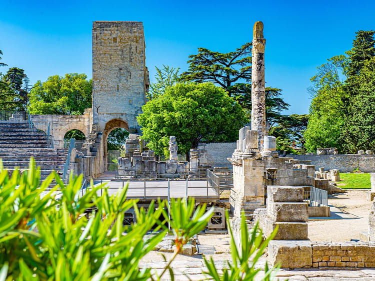 Arles, Frankreich &ndash; Antikes Theater mit S&auml;ulenresten im Sonnenlicht