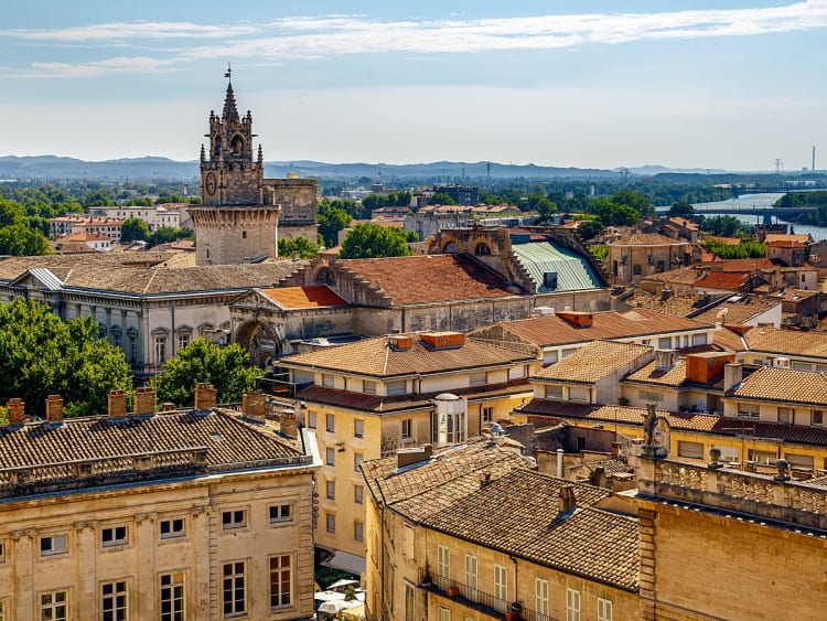 Arles, Frankreich &ndash; Gotischer Turm ragt &uuml;ber D&auml;cher und B&auml;ume der Altstadt