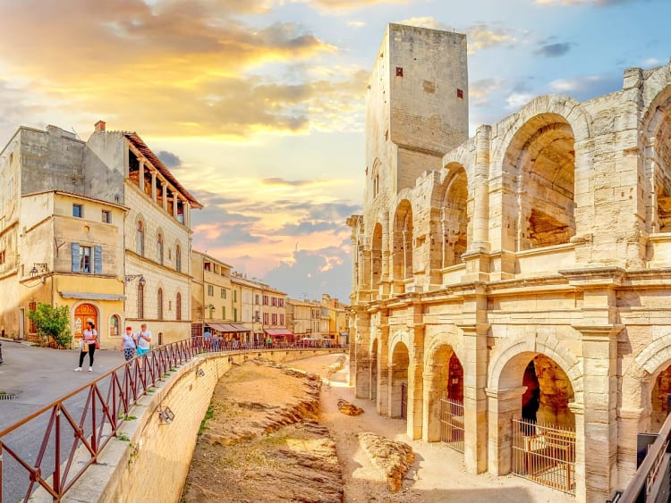 Arles, Frankreich &ndash; Antikes Amphitheater leuchtet im goldenen Abendlicht