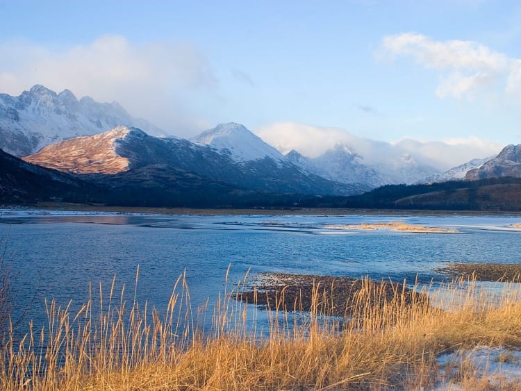 Kodiak, USA &ndash; Schneeberge spiegeln sich in stillem Wasser unter frostigem Licht