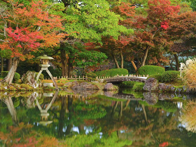 Kanazawa, Japan &ndash; Herbstlaub spiegelt sich im Teich des Kenroku-en-Gartens
