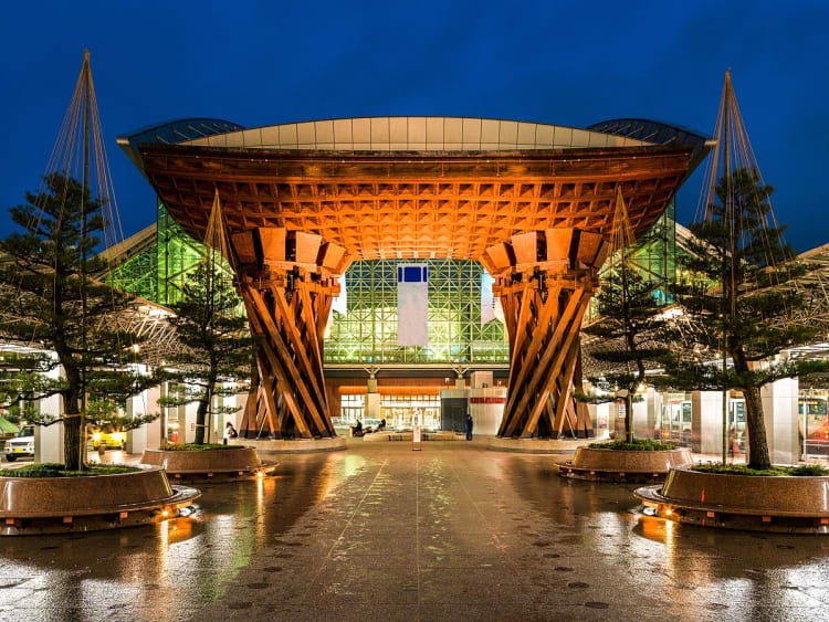 Kanazawa, Japan &ndash; Modernes Tsuzumi-Mon-Tor als Wahrzeichen des Bahnhofs