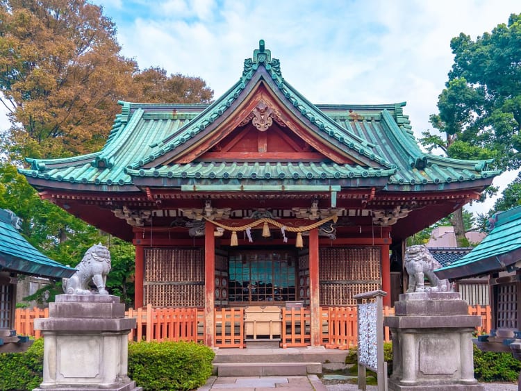 Kanazawa, Japan &ndash; Historischer Schrein mit geschnitztem Giebel und W&auml;chterfiguren