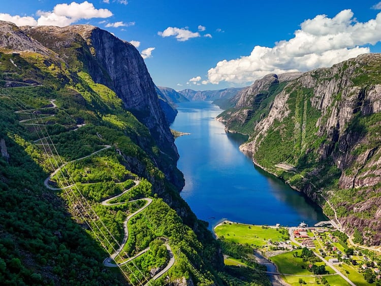 Hardangerfjord, Norwegen &ndash; Atemberaubender Ausblick auf Wasserstra&szlig;e und gr&uuml;nes Tal
