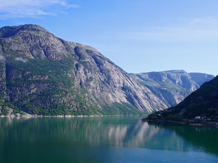 Hardangerfjord, Norwegen &ndash; Stille Wasserfl&auml;che zwischen m&auml;chtigen Bergflanken