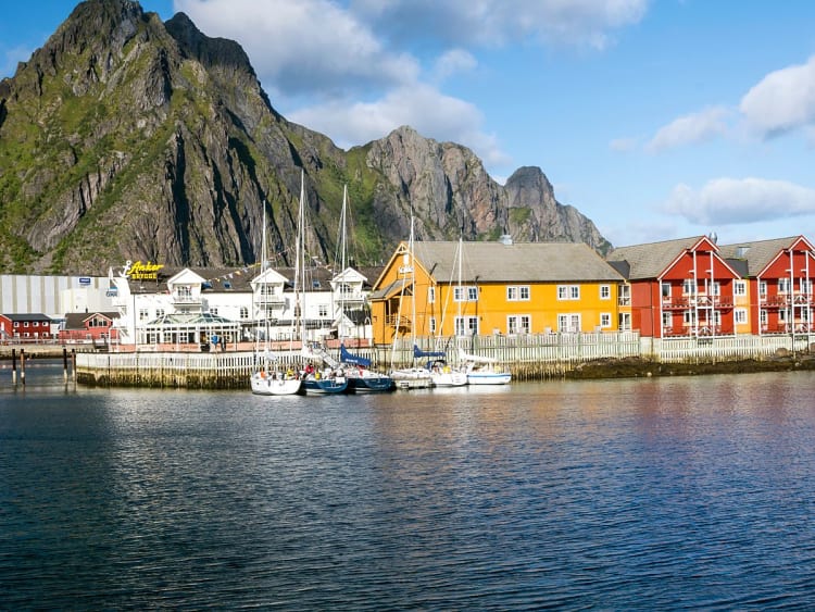 Harstad, Norwegen &ndash; Bunte H&auml;userzeile und Segelboote vor steilen Felsw&auml;nden