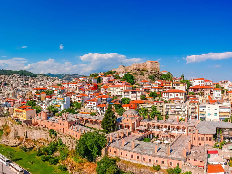 Kavala, Griechenland &ndash; Altstadt mit bunten H&auml;usern f&uuml;hrt hinauf zur alten Festung