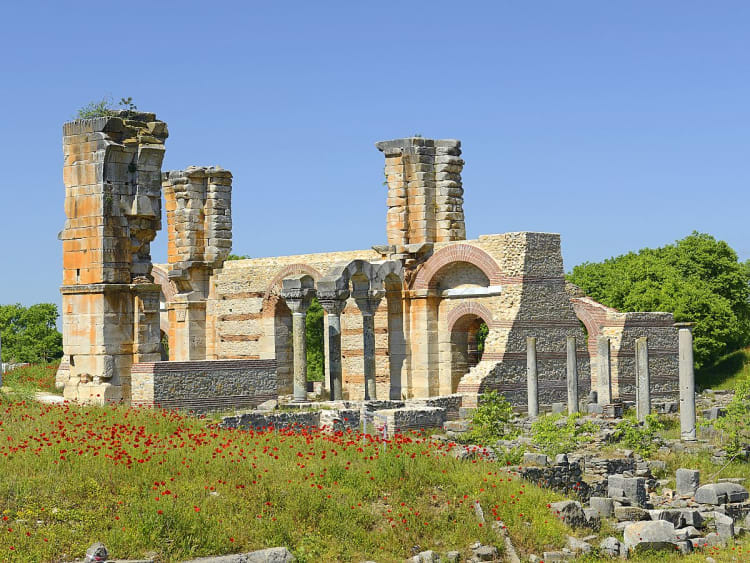 Kavala, Griechenland &ndash; Antike Ruinen mit Rundb&ouml;gen zeugen von der Geschichte Philipps II.