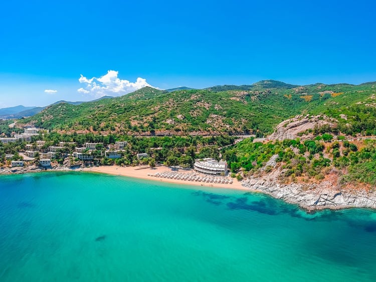 Kavala, Griechenland &ndash; Hotels und Pinienw&auml;lder s&auml;umen den t&uuml;rkisfarbenen K&uuml;stenstreifen