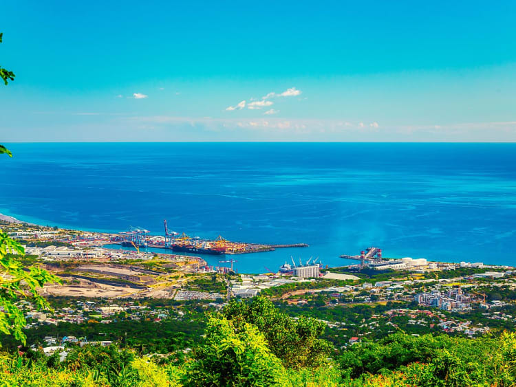 Le Port, R&eacute;union &ndash; &Uuml;berblick &uuml;ber den Frachthafen und die Siedlungen an der K&uuml;ste