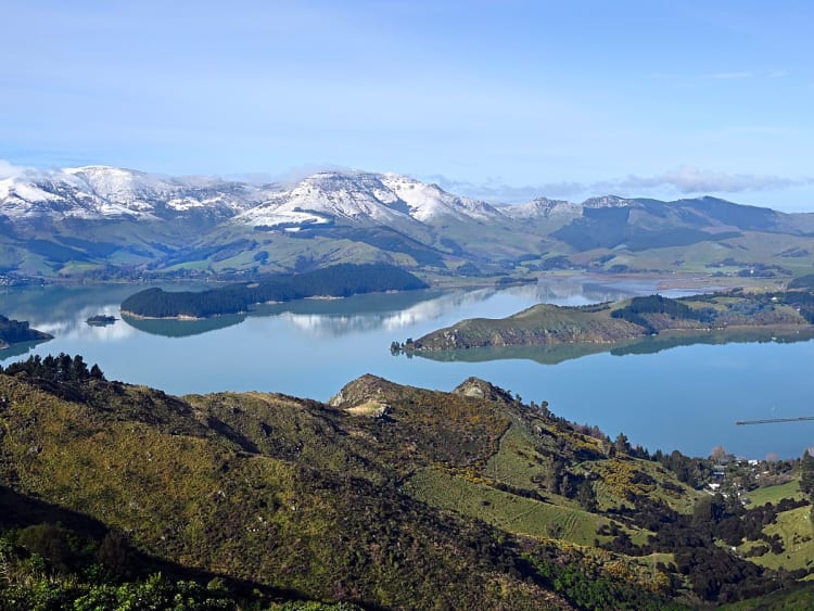 Christchurch, Neuseeland &ndash; Blick auf Lyttelton Harbour mit schneebedeckten Berggipfeln