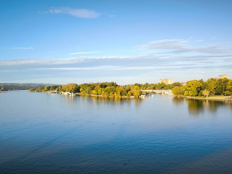 Novi Sad, Serbien &ndash; ruhiger Blick auf die Donau mit gr&uuml;nem Ufer und weitem Himmel
