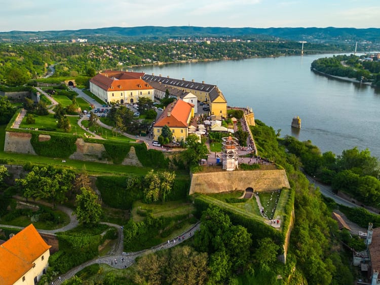 Novi Sad, Serbien &ndash; die barocke Petrovaradin-Festung thront &uuml;ber der Donau