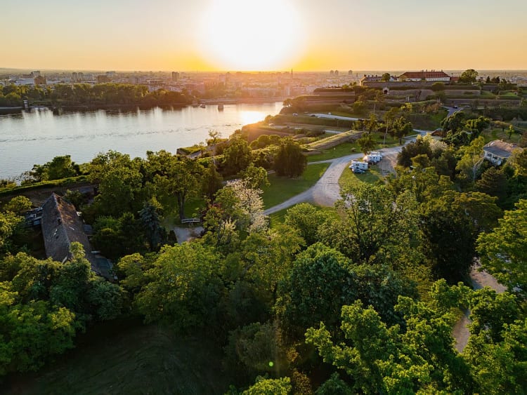 Novi Sad, Serbien &ndash; Abendstimmung &uuml;ber der Festung mit Blick auf die Donau