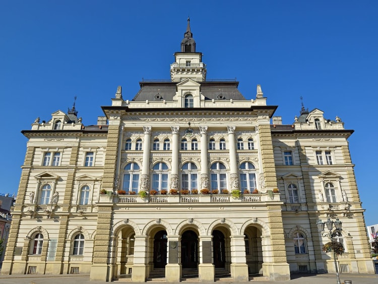 Novi Sad, Serbien &ndash; pr&auml;chtiges Rathaus mit T&uuml;rmchen und S&auml;ulen am Hauptplatz