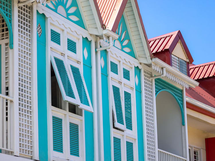 Marigot, Saint-Martin &ndash; t&uuml;rkisfarbene Fensterl&auml;den zieren kreolische Holzarchitektur