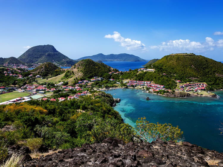Marigot, Saint-Martin &ndash; rote D&auml;cher schmiegen sich zwischen gr&uuml;ne H&uuml;gel an die K&uuml;ste
