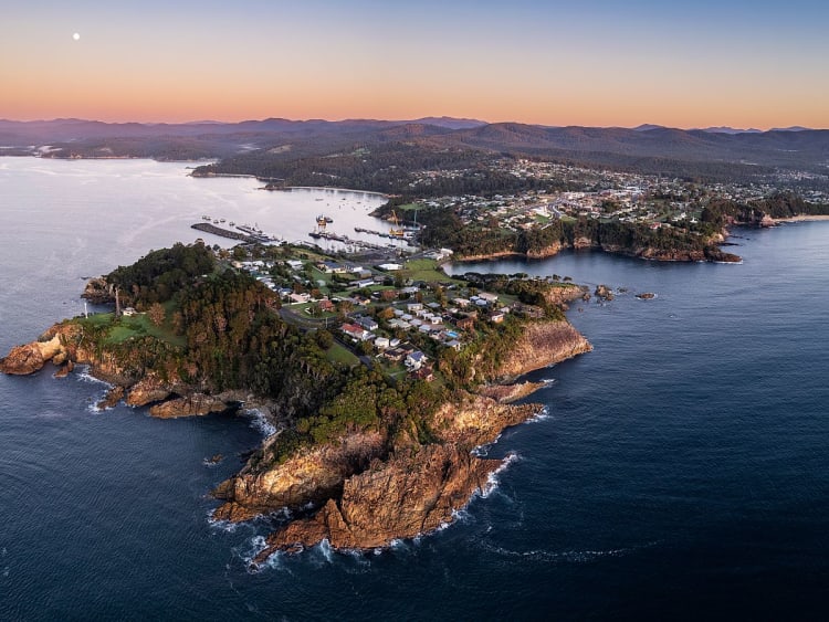 Eden, Australien &ndash; Halbinsel mit Hafenanlagen und Abendlicht &uuml;ber der K&uuml;stenstadt