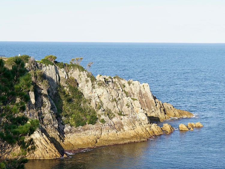 Eden, Australien &ndash; heller Leuchtturm auf Klippen &uuml;ber dem tiefblauen Meer