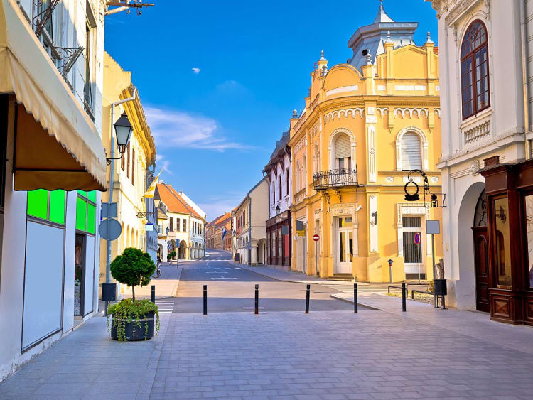 Vukovar, Kroatien &ndash; pastellfarbene Altbauten s&auml;umen die ruhige Stra&szlig;e der Innenstadt