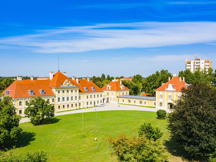 Vukovar, Kroatien &ndash; barockes Schloss Eltz mit gepflegtem Rasen im Stadtzentrum