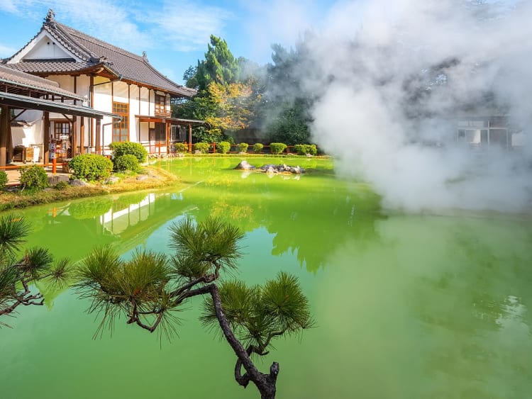 Beppu, Japan &ndash; hei&szlig;e Quelle mit Dampf und gepflegtem japanischen Garten