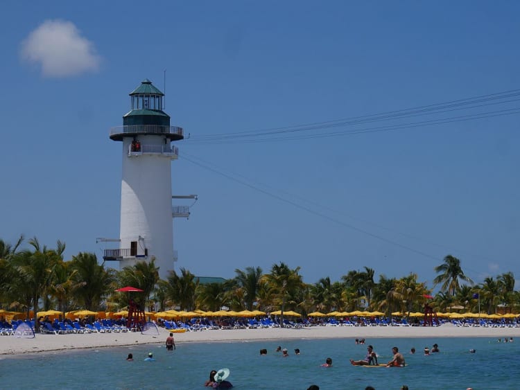 Harvest Caye, Belize &ndash; Badeg&auml;ste genie&szlig;en karibischen Strand mit Palmen und Turm