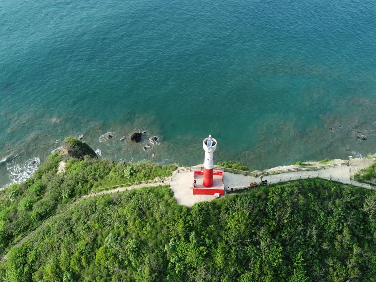 Manta, Ecuador &ndash; Aussichtspunkt mit Leuchtturm auf felsiger Klippe oberhalb des Meeres