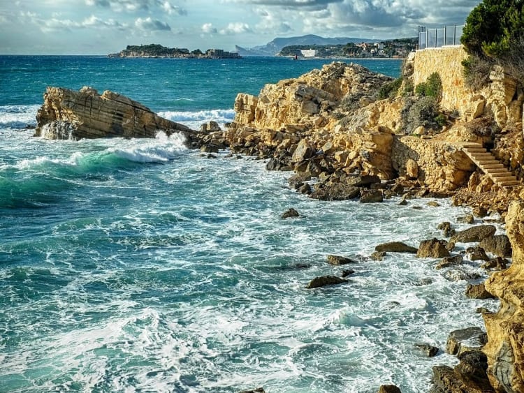 Sanary-sur-Mer, Frankreich &ndash; Naturgewalt am Mittelmeer mit Blick auf vorgelagerte Inseln