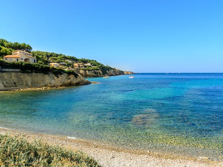 Sanary-sur-Mer, Frankreich &ndash; t&uuml;rkisfarbene Bucht unter sonnigen Klippenvillen