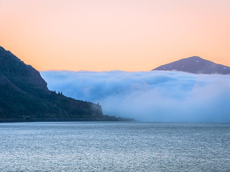 Anchorage, Alaska &ndash; dichte Nebelschwaden fluten das Tal bei rosa Abendhimmel