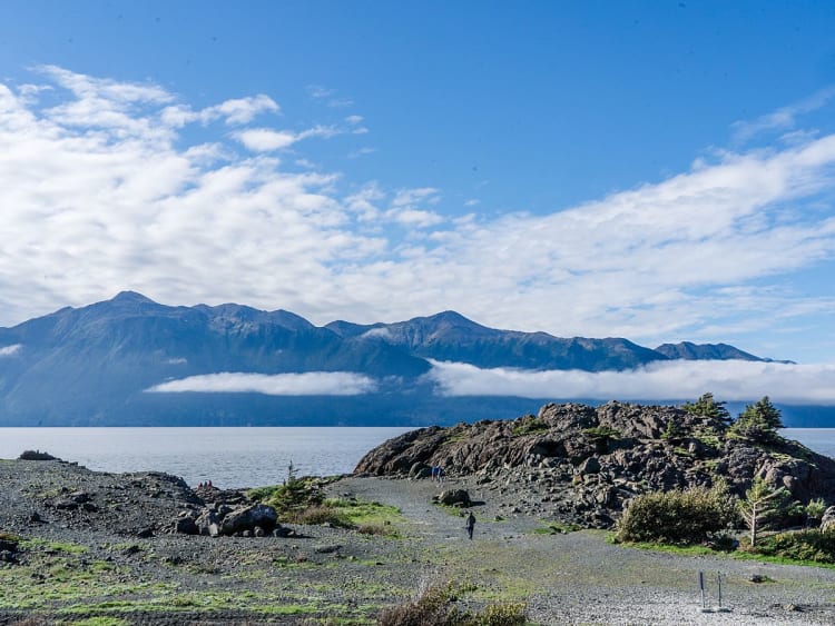Seward, Alaska &ndash; felsige K&uuml;ste mit weitem Blick auf Bucht und Berglandschaft