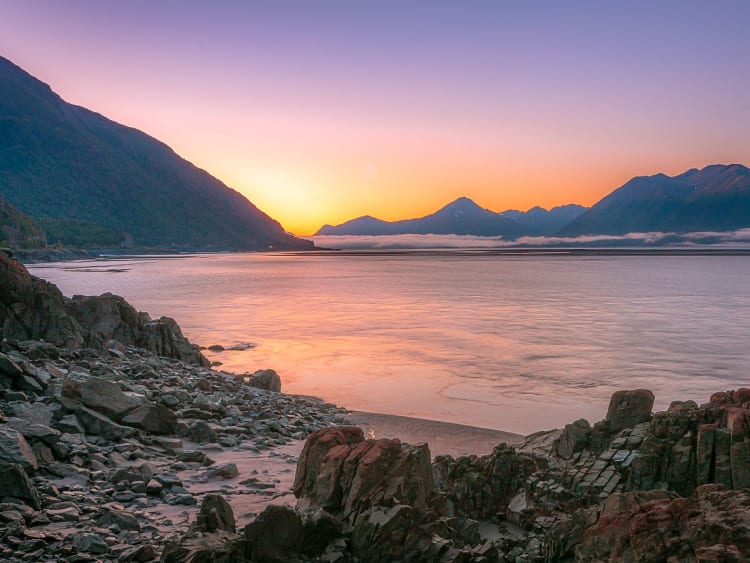 Seward, Alaska &ndash; friedlicher Ausklang des Tages am Gletscherfjord bei Sonnenuntergang