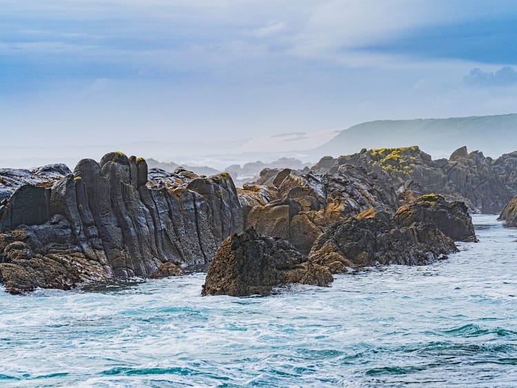 Port Elizabeth, S&uuml;dafrika &ndash; raues Meer trifft auf schroffe schwarze Felsen