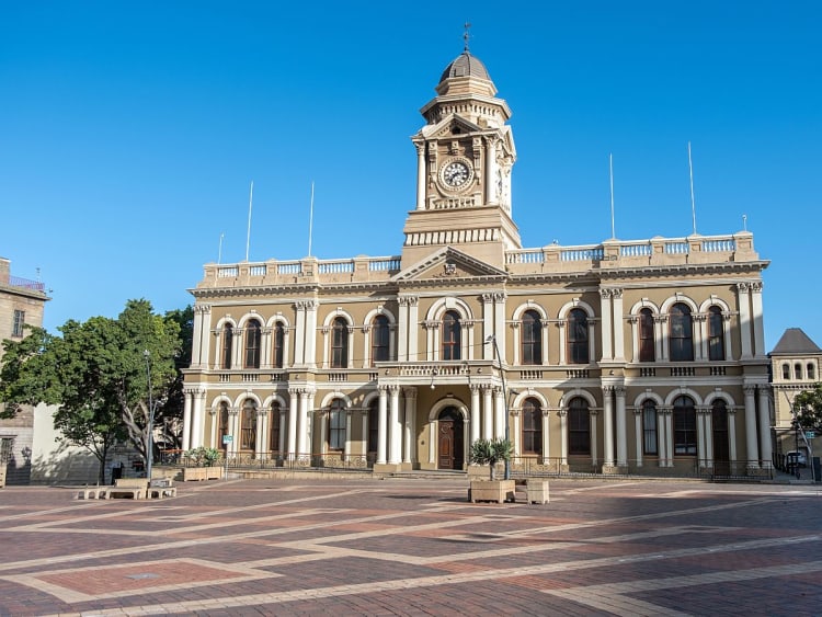 Port Elizabeth, S&uuml;dafrika &ndash; das Rathaus strahlt am sonnigen Marktplatz