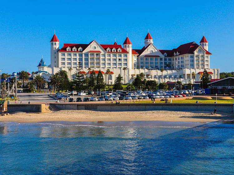 Port Elizabeth, S&uuml;dafrika &ndash; Promenadenflair mit Hotelkulisse und Strandzugang