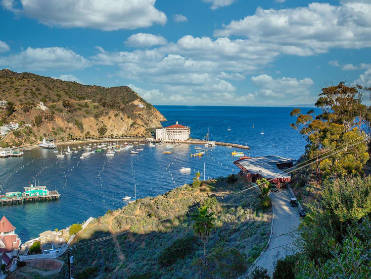 Santa Catalina Island, USA &ndash; Hafenbucht mit Bergen, Booten und markantem K&uuml;stengeb&auml;ude